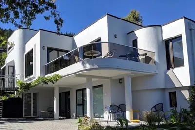 Image de White Diamond Downstairs Unit, Central location, parking