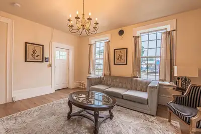 Image de Rustic Downtown Retreat: Cozy Beds & Antique Charm