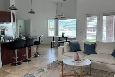 Image de Riverton Retreat: Large Deck, Ample Parking, and Beautiful Mountain Views