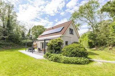 Beautiful holiday home with a conservatory and a lovely garden with plenty of privacy, just a short distance from the sea and dunes!