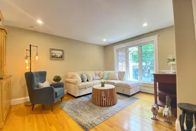 Image de Amazing lakefront house with hottub in golf course