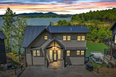 Image de On the Rocks - Pool, Hot Tub and Private Dock!