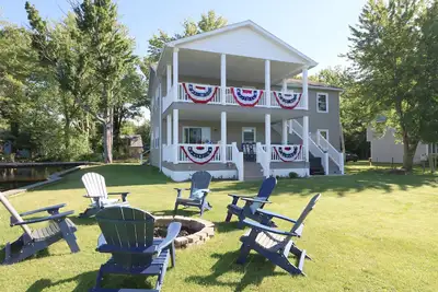 Image de Soak in the expansive views and enjoy lakefront at Willow Avenue! **Hot Tub**