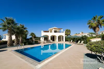 Image de 4 bedroom villa with pool in the beautiful sea caves, walk to a small beach