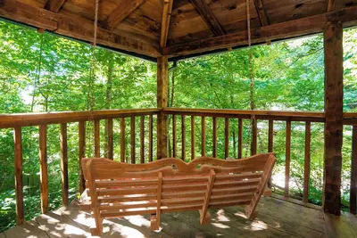 Image de Bearadise: Honeymoon, Fireplace, Hot Tub, Wifi, Wooded views. . .