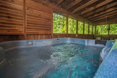 Image de Bear Elegance: Hot Tub, Wifi, Pets, Wooded View, Honeymoon, Fireplace. . .
