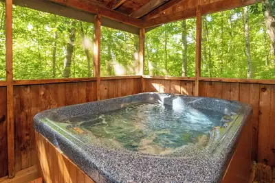 Image de Mountain Memories: Honeymoon, Fireplace, Hot Tub, Wifi, Wooded views. . .
