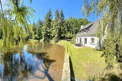 Image de *Ker Lenn* au bord d'un étang, jolie propriété