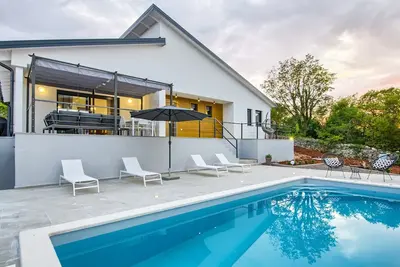 Image de Villa Bellavu for 8 people with playground & sea view in Rakalj