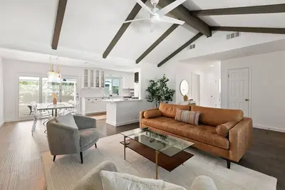 Image de Travis Heights Oasis: Pool & walk to S. Congress