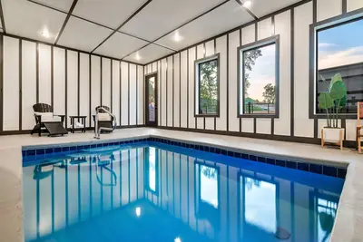 Image de Brand New Modern Luxe 6 Bed w/ Arcade Games, Indoor Pool, Great Views!