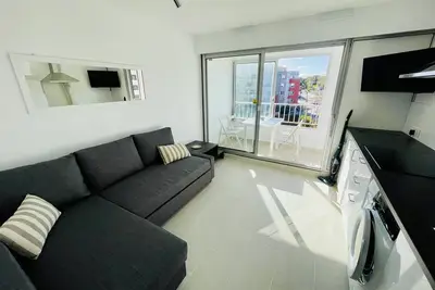 Image de Studio cabine rénové, centre port avec piscine