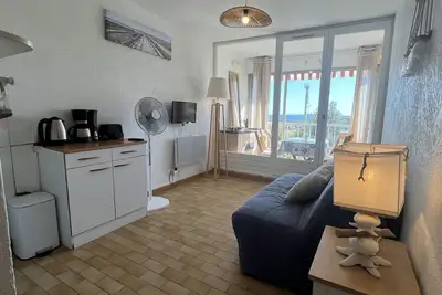Image de Studio lumineux face mer avec cabine séparée, parking privé, à 30m de la plage - Sète