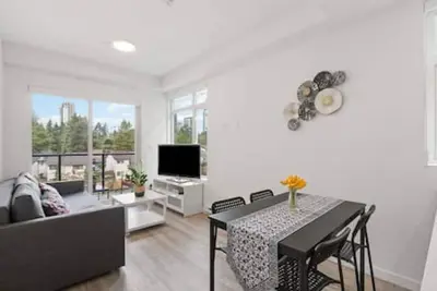 Image de Modern Central 1br condo, Surrey