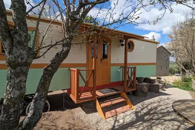 Image de Roulotte cosy avec jacuzzi et spa, massages bien-être, nature et calme, près de Lyon