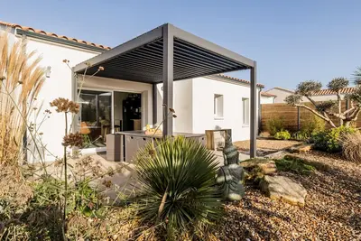 Image de Charmante Maison Moderne avec Jardin Privé à 9 km de la Plage, Wi-Fi et Équipements Confortables