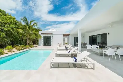 Image de Steps from Grace Bay beach! Modern Villa w/Private Pool; +Free airport pickup