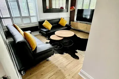 Image de Newly refurbished chic, attractive  3 bedroom flat with free parking