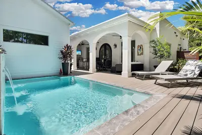 Image de Three Arches In Paradise~ A Mediterranean marvel in a walkable location!