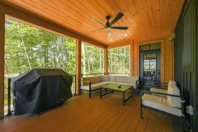 Image de Stylish Stay w/ Fireplace, Pool Table & Hot Tub