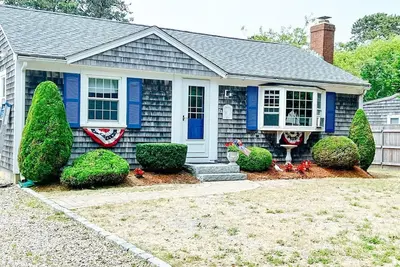 Image de Your Cape Escape awaits in Dennisport. Cozy 3-bedroom home only steps to beach!