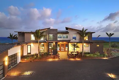 Image de Elegant Hale Makau: Oceanfront Luxury w/ Infinity Pool, Hot Tub & Spacious Lanai