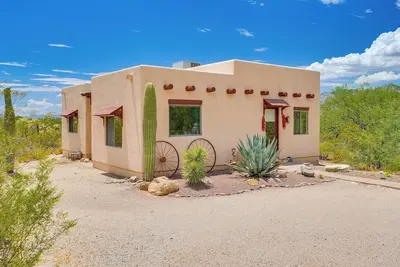 Image de Chic Tucson Casita w/ Deck & Panoramic Views!