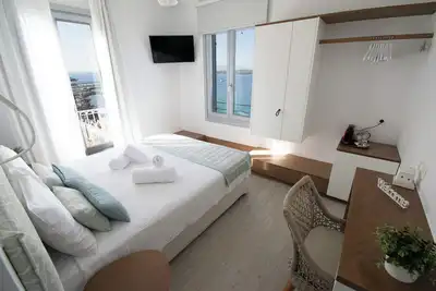 Image de Enjoy the sea view from the comfort of your bed! - Queen sized bed studio