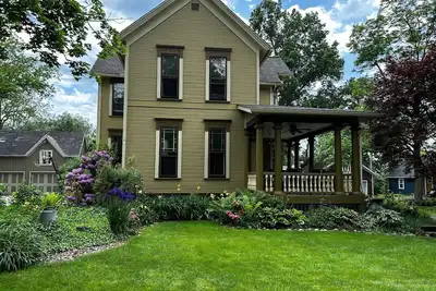 Image de Victorian Farmhouse steps away from the best of Hudson