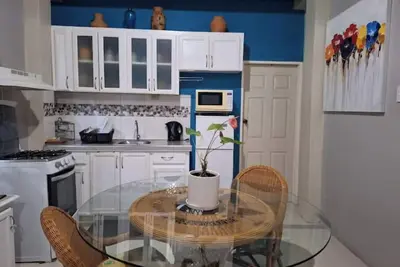 Image de Private Studio. Ac/Internet/Cable near Uwi/Airport. Quiet suburban neighborhood.