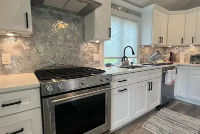 Image de 12 Town Neck - Brand new, completely renovated cottage, . 5 miles from beach!