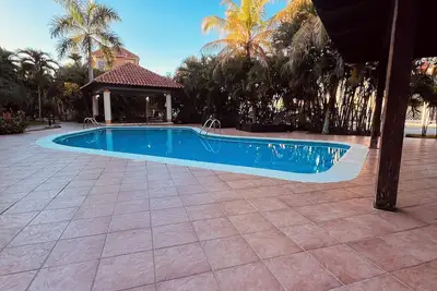 Image de Cozy Apartment, backyard & balcony pool first floor gated, electricity included.