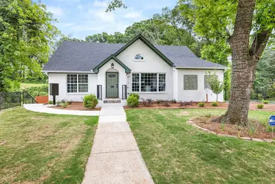 New 4/3 in Heart of Gainesville. 16+ day stays only. 5 min to city square & Ngmc