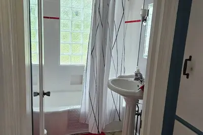 Image de Charming 2-bedroom house with Ac and WiFi in amazing Oshkosh. 3 miles to Eaa.