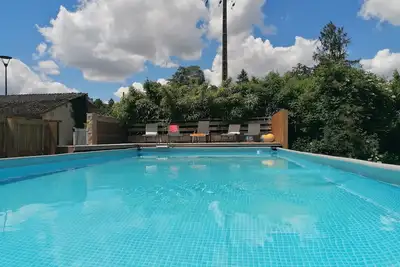 Image de Maison confortable avec piscine et parc arboré près de la rivière