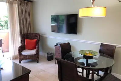 Image de Coconut Grove Condo: Full Kitchen & Balcony Views