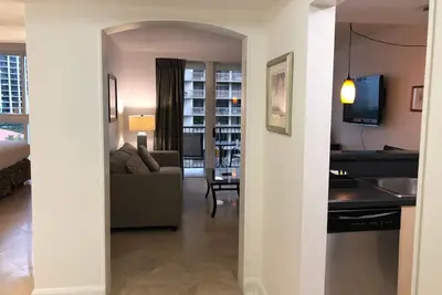 Image de Bayfront Condo: Pool, Spa & Gym Perks