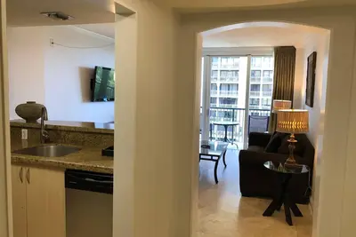Image de 1br/1ba Condo: Pool, Balcony & Sauna Perks