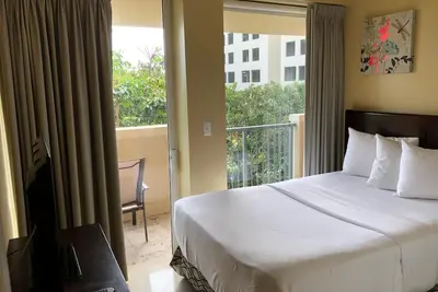 Image de Coconut Grove Condo w Balcony, Pool Access