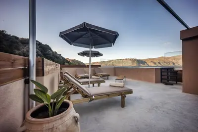 Image de Luxury apartment with rooftop pool in Meronas\n