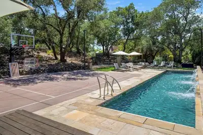 Adjacent to Healdsburg, pool hot tub, pickleball!