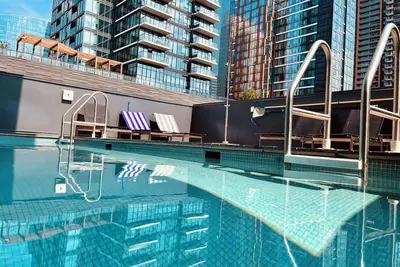 Image de Luxurious downtown condo | pool | gym | A/C | heated underground parking