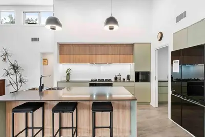 Image de Beautiful new home within metres of beaches