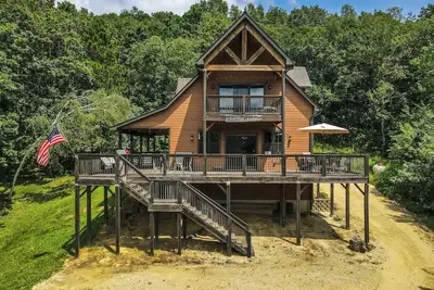 Image de Escape to the woodland getaway of The LeClaire Lodge - Pet Friendly!