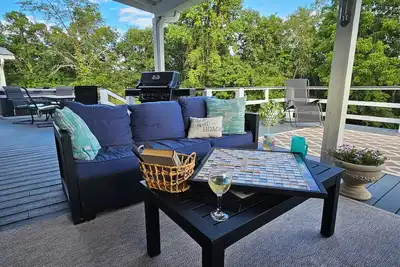 Image de King Suite: 3 Bedrooms, 2 Baths, Jacuzzi, on a Nigerian Dwarf Goat Petting Farm!