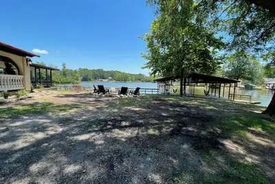 Image de Woodland Shore Escape