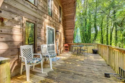 Image de Pet-Friendly Lavonia Cabin, Walk to Lake Hartwell!