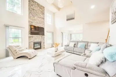 Image de Hike, Sip & Ski: Spacious Poconos Home