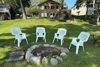 Image de Maple Lake Retreat - Spacious lake home with private sand beach/swimming area