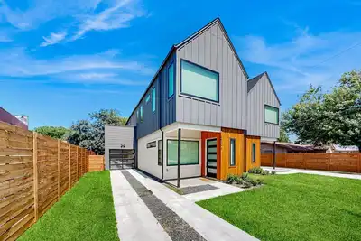 Image de Two modern townhouses with enclosed backyards